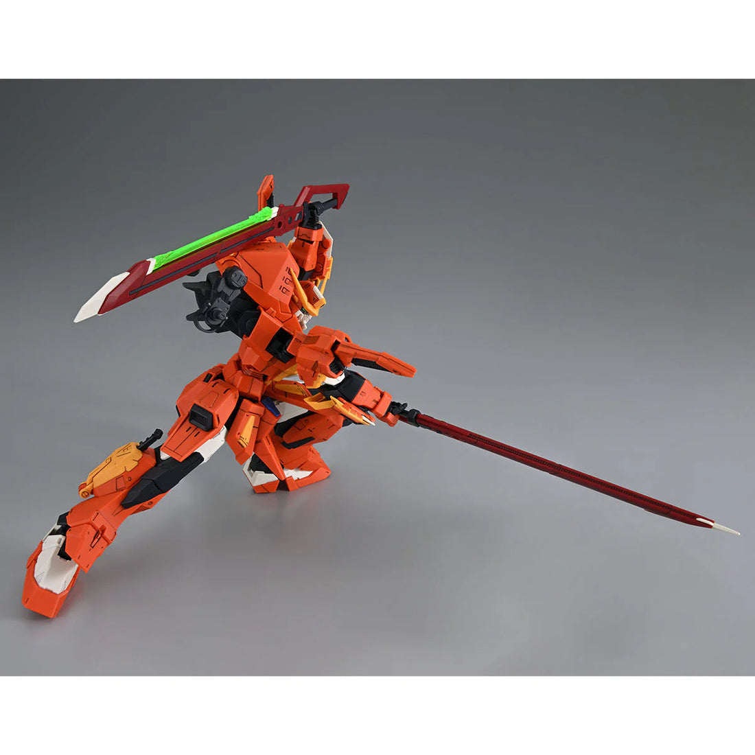 Vue rapprochée de la maquette FULL MECHANICS 1/100 Sword Calamity Gundam, produit précis répertorié dans la sélection